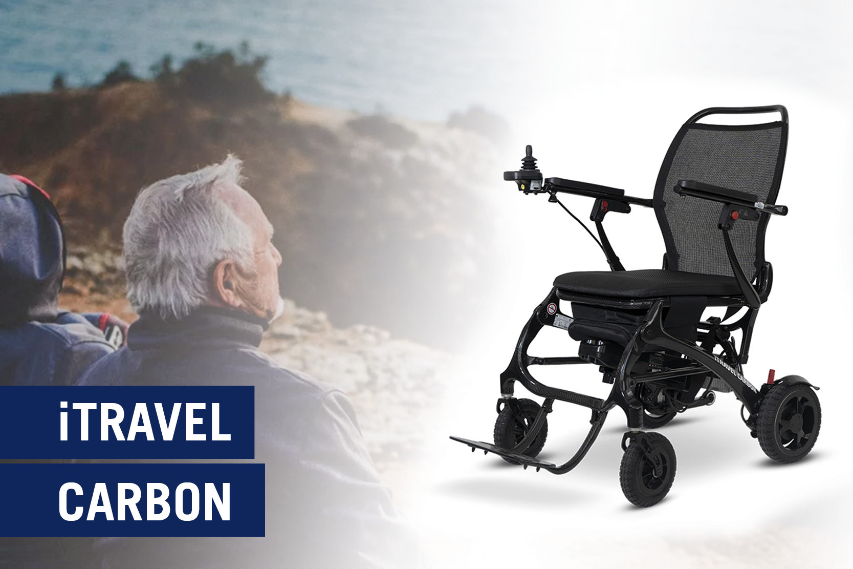 Das Bild zeigt den Elektrorollstuhl iTravel carbon der Firma Meyra, welcher über AAT verkauft wird. Auf dem Bild ist ebenfalls der Name des Produkts zu lesen sowie zwei Personen im Rollstuhl, die im Urlaub auf einer Plattform sitzen und auf das Meer schauen.